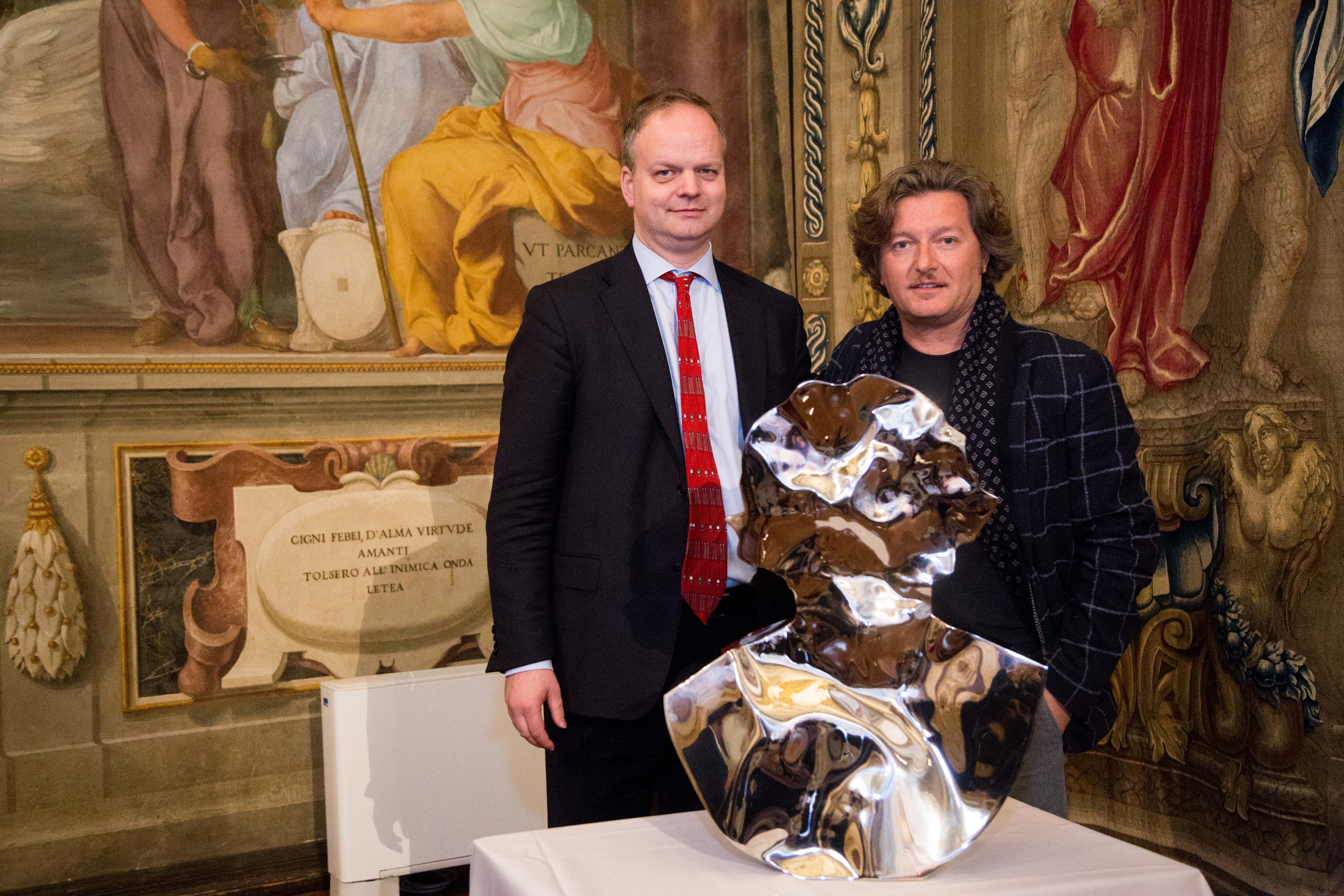 Eike D. Schmidt ed Helidon Xhixha davanti all'opera che l'autore ha donato alle Gallerie degli Uffizi