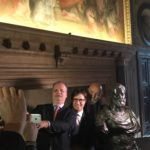 Un selfie davanti al busto di Cosimo I per Eike Schmidt e Dario Nardella